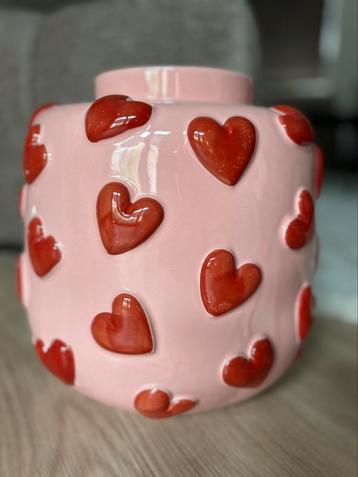 Keramieken vaas roze met rode hartjes | Mica Decorations beschikbaar voor biedingen