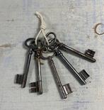 Antieke Franse sleutelbos (totaal 5 sleutels), Antiek en Kunst, Curiosa en Brocante, Ophalen of Verzenden