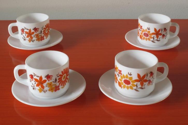 Set van 4 retro vintage Arcopal kop en schotels - Zonnebloem, Huis en Inrichting, Keuken | Servies, Zo goed als nieuw, Kop(pen) en/of Schotel(s)
