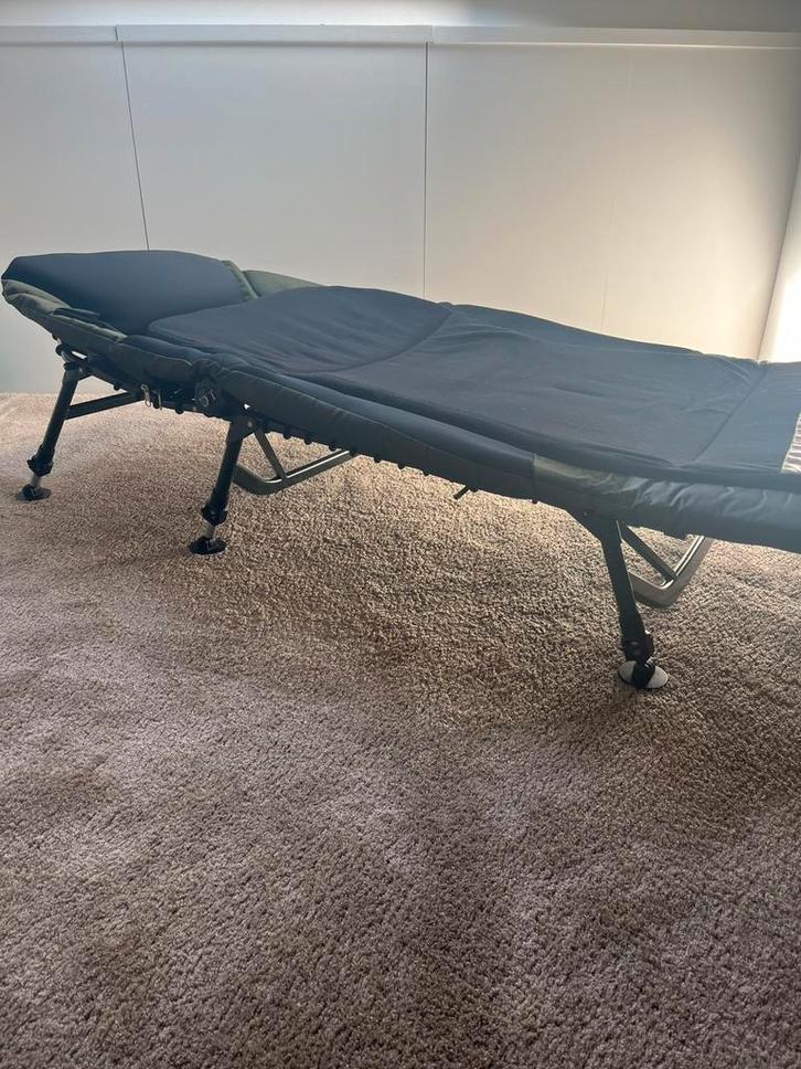 Stretcher in tas met slaapzak, Watersport en Boten, Hengelsport | Karpervissen, Zo goed als nieuw, Overige typen, Ophalen of Verzenden