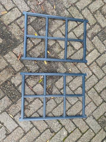 2x oude stalramen,Decoratieroosters beschikbaar voor biedingen
