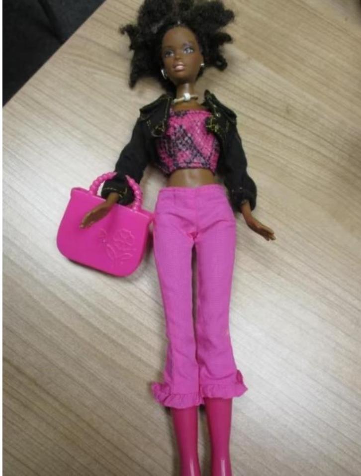 1999 BARBIE AFRICAN/AMERICAN  haast als nieuw, Verzamelen, Poppen, Zo goed als nieuw, Fashion Doll, Ophalen of Verzenden