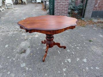 Biedermeier mahoniehouten eettafel, ovaal geschulpt blad. beschikbaar voor biedingen