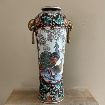 Fraaie antieke Chinese vaas pauw en floraal decor met oren beschikbaar voor biedingen