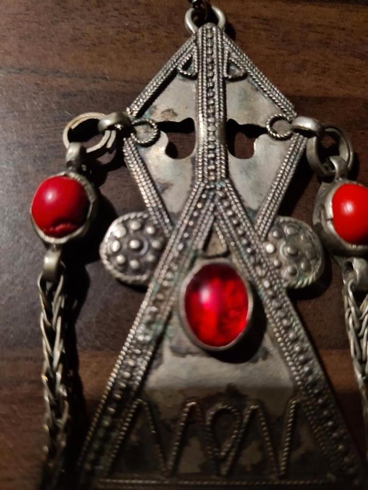 Antiek 20-eeuwse Turkmenistan amulet. Echt zilver., Sieraden, Tassen en Uiterlijk, Antieke sieraden, Ketting, Zilver, Met edelsteen