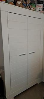 Hoogglans witte kast.  Stevige zware kledingkast, Kinderen en Baby's, Kinderkamer | Commodes en Kasten, Ophalen, 50 tot 70 cm