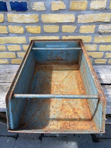 Oude ijzeren bak beschikbaar voor biedingen