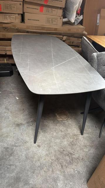 Natuursteen buitentafel 180x90 cm beschikbaar voor biedingen