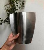 Metalen bloempot / vaas in moderne vormgeving, Huis en Inrichting, Woonaccessoires | Vazen, Ophalen of Verzenden, Zo goed als nieuw