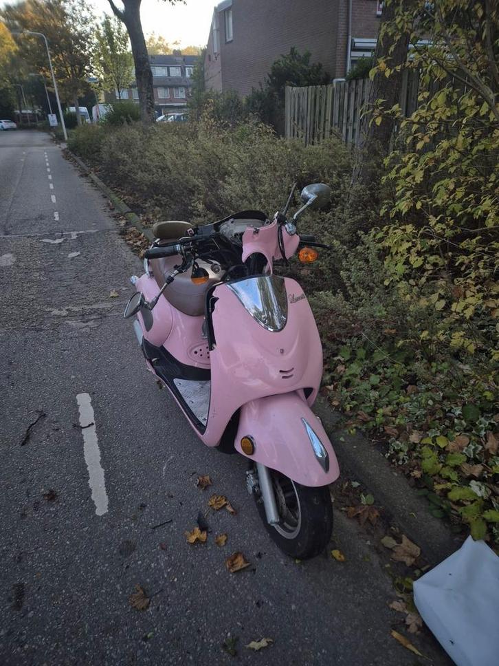 Lucatti 21 45km scooter  4t blok gy6, Fietsen en Brommers, Snorfietsen en Snorscooters, Gebruikt, Overige merken, Benzine, Ophalen