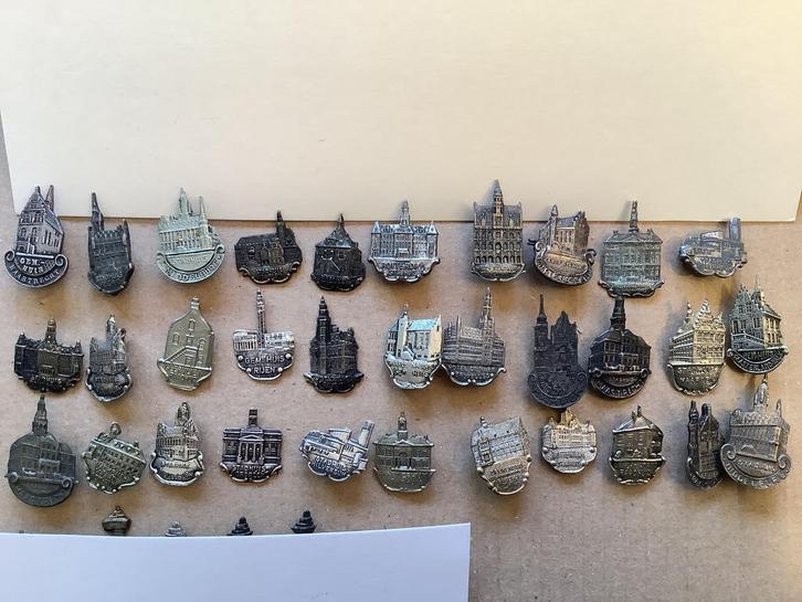 32 zilverkleurige speldjes gemeentehuizen stadhuizen, Verzamelen, Speldjes, Pins en Buttons, Gebruikt, Overige onderwerpen, Ophalen of Verzenden