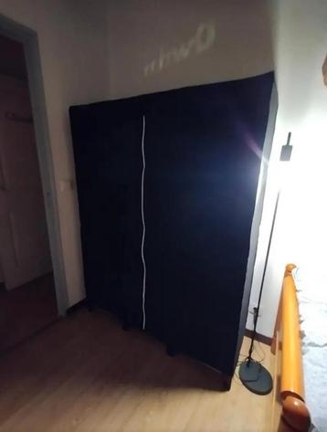 Stoffe kleding kast beschikbaar voor biedingen
