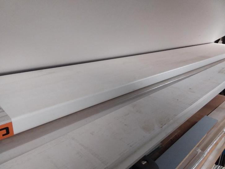 Cando vensterbank wit en reststukken., Doe-het-zelf en Verbouw, Hout en Planken, Plank, Overige houtsoorten, 300 cm of meer, Minder dan 25 mm