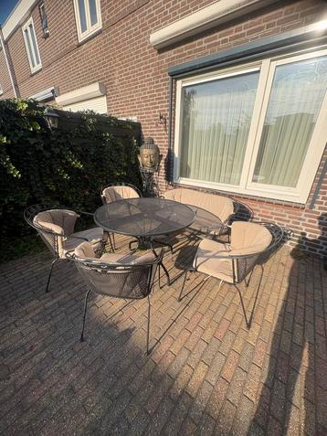 Tuinset met bank, stoelen, tafel en rek beschikbaar voor biedingen