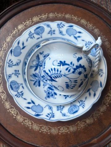 Antiek 23 delig servies Zwiebelmuster porcelein 23 delig beschikbaar voor biedingen