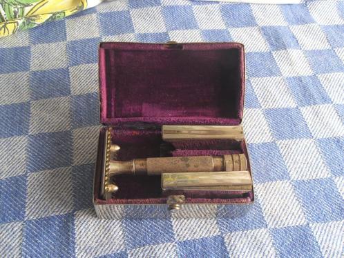 oud scheermes met mesjes/ metalen opbergdoos scheermes, Antiek en Kunst, Curiosa en Brocante, Ophalen of Verzenden