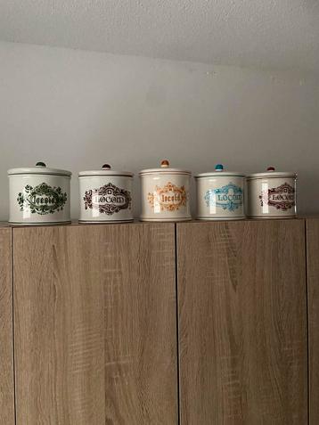 Complete set gekleurde apothekerspotten beschikbaar voor biedingen