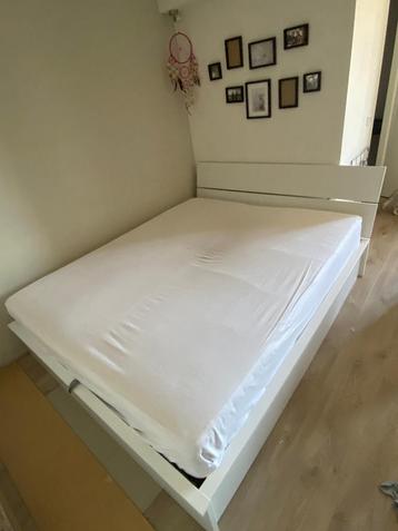 Tweepersoonsbed met opbergruimte