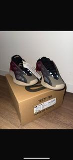 Yeezy 700 V3 fade carbon, Ophalen, Nieuw