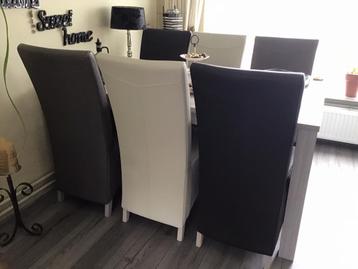 grijze eethoek met 4 of 6 stoelen beschikbaar voor biedingen