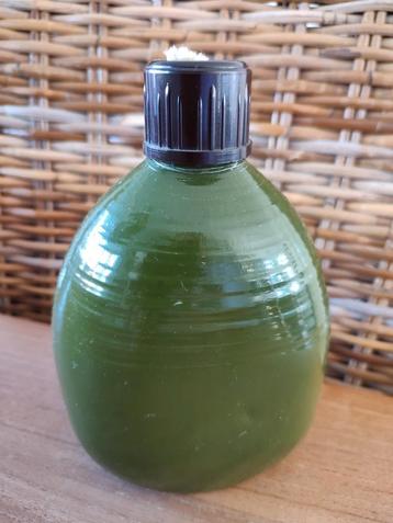 Groene veldfles beschikbaar voor biedingen