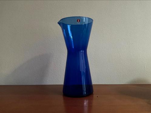Iittala, Finland: blauwe Kartio waterkan Kaj Franck z.g.a.n., Antiek en Kunst, Antiek | Glas en Kristal, Ophalen of Verzenden