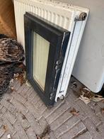 Klein uitzet raampje, Ophalen of Verzenden, Zo goed als nieuw, Minder dan 80 cm, Gevelraam of Ruit