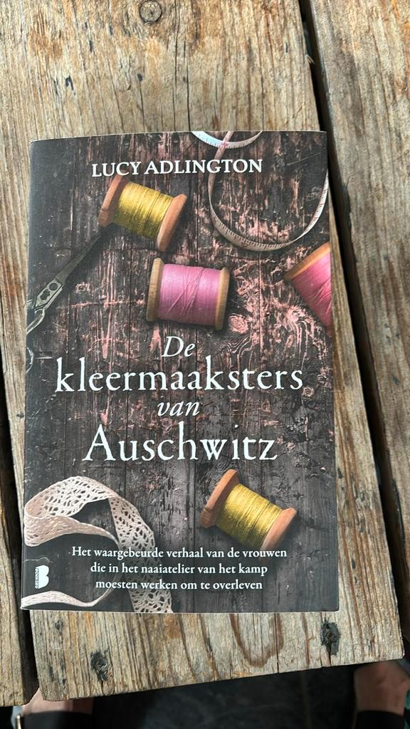 Lucy Adlington - De kleermaaksters van Auschwitz, Boeken, Overige Boeken, Zo goed als nieuw, Ophalen of Verzenden