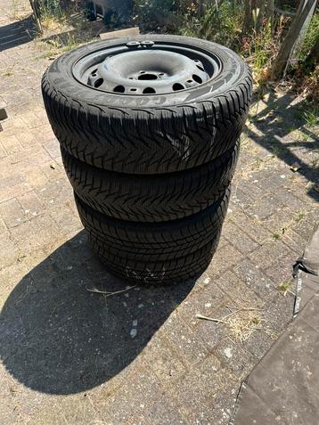 Stalen velgen met winterbanden beschikbaar voor biedingen
