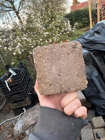 Gratis hele berg vierkante klinkertjes beschikbaar voor biedingen