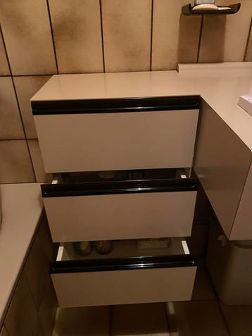 Wastafelkast met lades beschikbaar voor biedingen