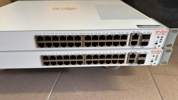 HP Aruba switch JL806, Computers en Software, Netwerk switches, Zo goed als nieuw, Ophalen of Verzenden