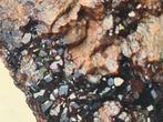 Granaat (hessonite) kristalletjes op matrix, Ophalen of Verzenden, Mineraal