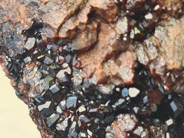 Granaat (hessonite) kristalletjes op matrix beschikbaar voor biedingen