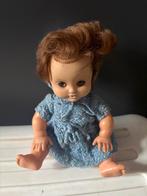 Vintage Babypop met blauw gebreid jurkje, Ophalen of Verzenden, Gebruikt, Babypop