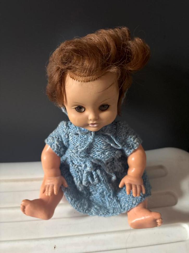 Vintage Babypop met blauw gebreid jurkje, Kinderen en Baby's, Speelgoed | Poppen, Gebruikt, Babypop, Ophalen of Verzenden