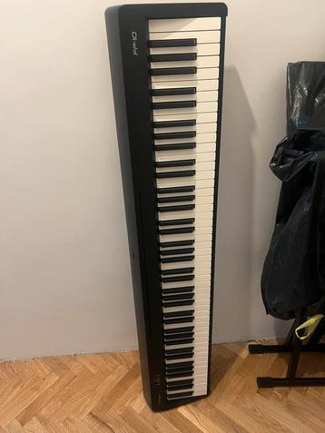 Roland FP-10 digitale piano — zo goed als nieuw + standaard beschikbaar voor biedingen