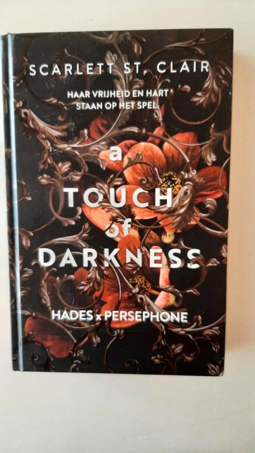Scarlett St. Clair - A touch of darkness - Nederlandstalig, Boeken, Fantasy, Zo goed als nieuw, Ophalen of Verzenden