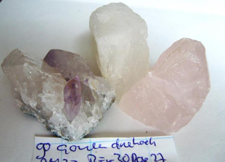 gouden driehoek 90g 4,00 amethist bergkristal of rozenkwarts, Verzamelen, Mineralen en Fossielen, Mineraal, Ophalen of Verzenden