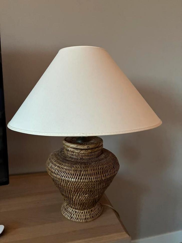 Kruiklamp met rieten voet en creme kap., Huis en Inrichting, Lampen | Tafellampen, Gebruikt, 50 tot 75 cm, Overige materialen
