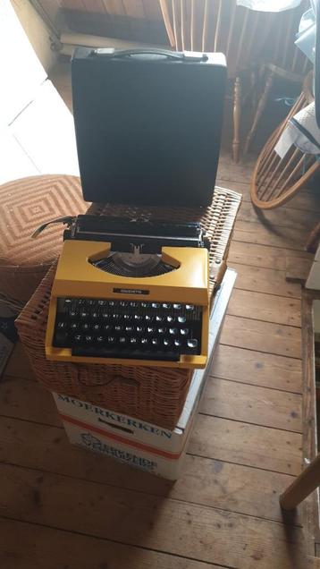 Silverette mechanische typemachine okergeel beschikbaar voor biedingen
