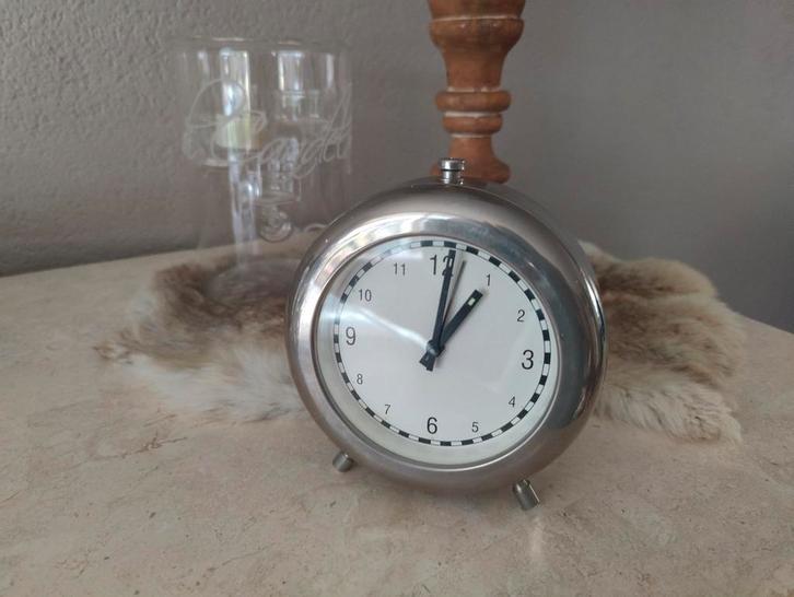 Minimalistisch vormgegeven analoge wekker uit de jaren 70., Antiek en Kunst, Antiek | Klokken, Ophalen of Verzenden