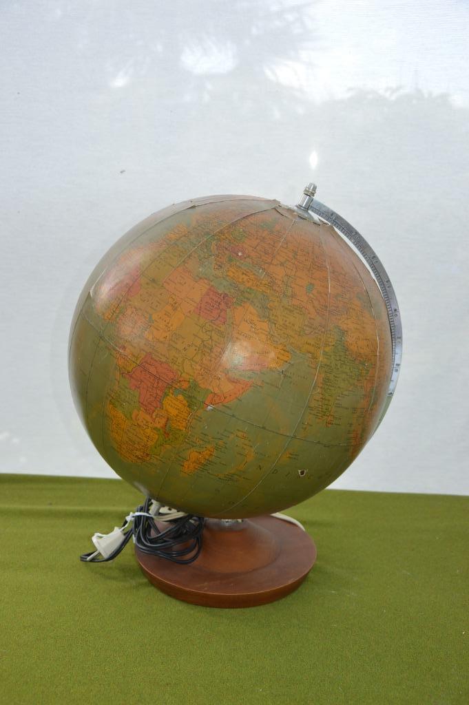 Oude wereldbol / globe met verlichting houten voet ,chromen, Huis en Inrichting, Woonaccessoires | Wereldbollen, Gebruikt, Verlicht