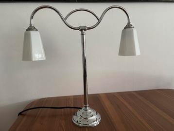 Vintage tafellamp met wit glazen kapjes beschikbaar voor biedingen