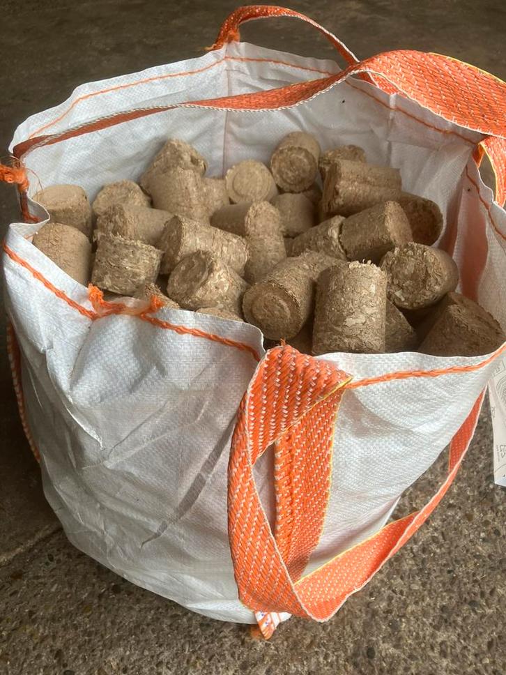 Haardhout vanaf €15.- op voorraad liggen, Tuin en Terras, Haardhout, Minder dan 3 m³, Ophalen