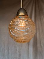 Vintage Amber Reliëf " Helena " Glas bol Hanglamp, Huis en Inrichting, Lampen | Hanglampen, Ophalen of Verzenden, Glas, 50 tot 75 cm