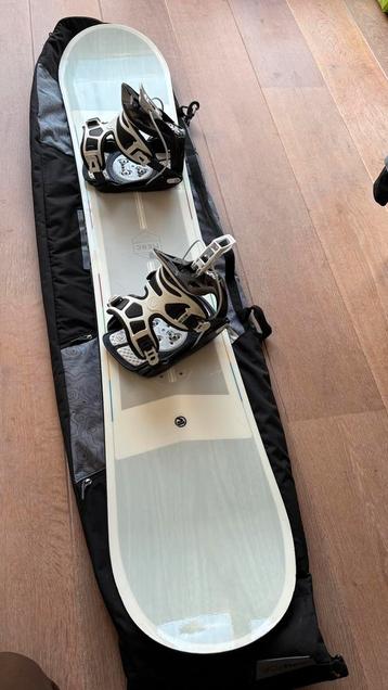 Snowboard met schoenen maat 44,5 beschikbaar voor biedingen