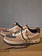 Nike Air Force 1 '07 LV8 EMB Hemp - Maat 47, Kleding | Heren, Schoenen, Bruin, Nike, Nieuw, Ophalen of Verzenden