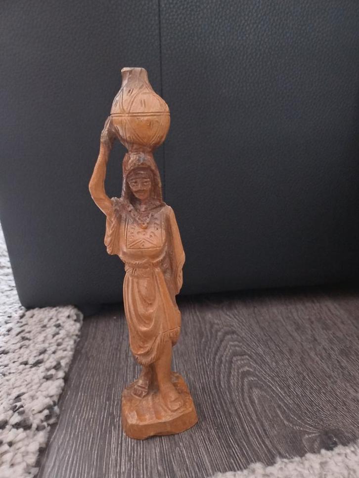 Houten beeldje van vrouw met kruik, Antiek en Kunst, Kunst | Beelden en Houtsnijwerken, Ophalen of Verzenden