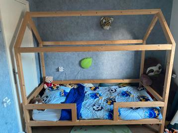Stoer jongensbed beschikbaar voor biedingen